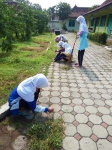 02 kegiatan bersih-bersih di pondok modern Al-Barokah Patianrowo Nganjuk.JPG