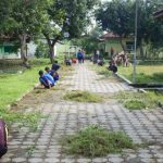 04 kegiatan bersih-bersih di pondok modern Al-Barokah Patianrowo Nganjuk.JPG